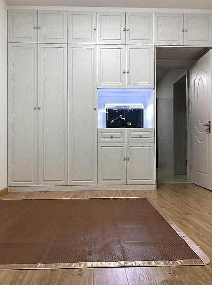 350万上海买65平二手房，厕所在厨房里，卧室没床，谁住得比我惨