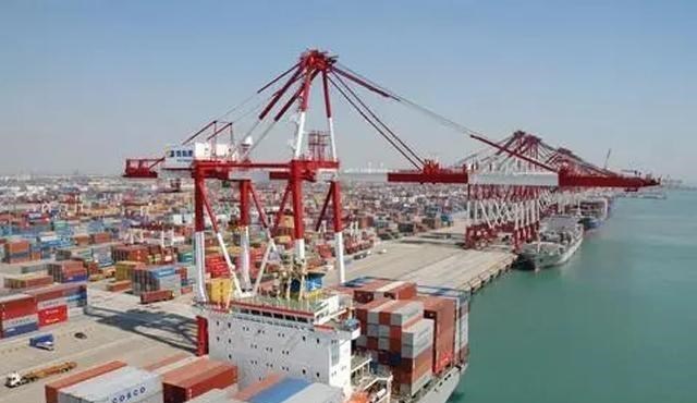 为娃学画丫|一年涨幅229%，中美运费价格飙升，一个集装箱上万美元谁买单？