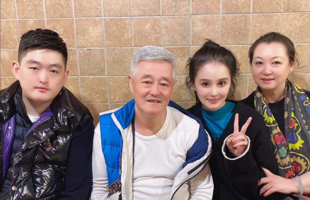 赵本山|赵本山儿子恋情疑曝光！女方妆容精致长腿瞩目，默契共舞笑开怀