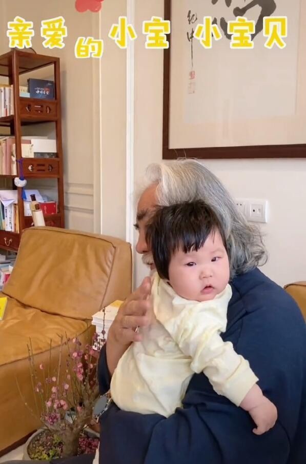 张纪中|70岁张纪中老来得子，和1岁女儿甜蜜互动，女儿五官似妈翻版