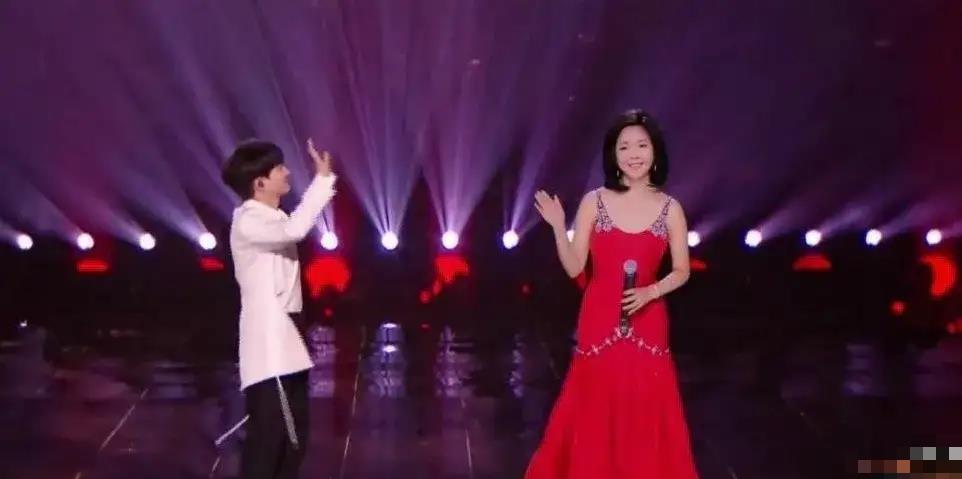 周深|周深太会煽情了？跨年晚会杨幂状态不错？江疏影晒最想珍藏的照片