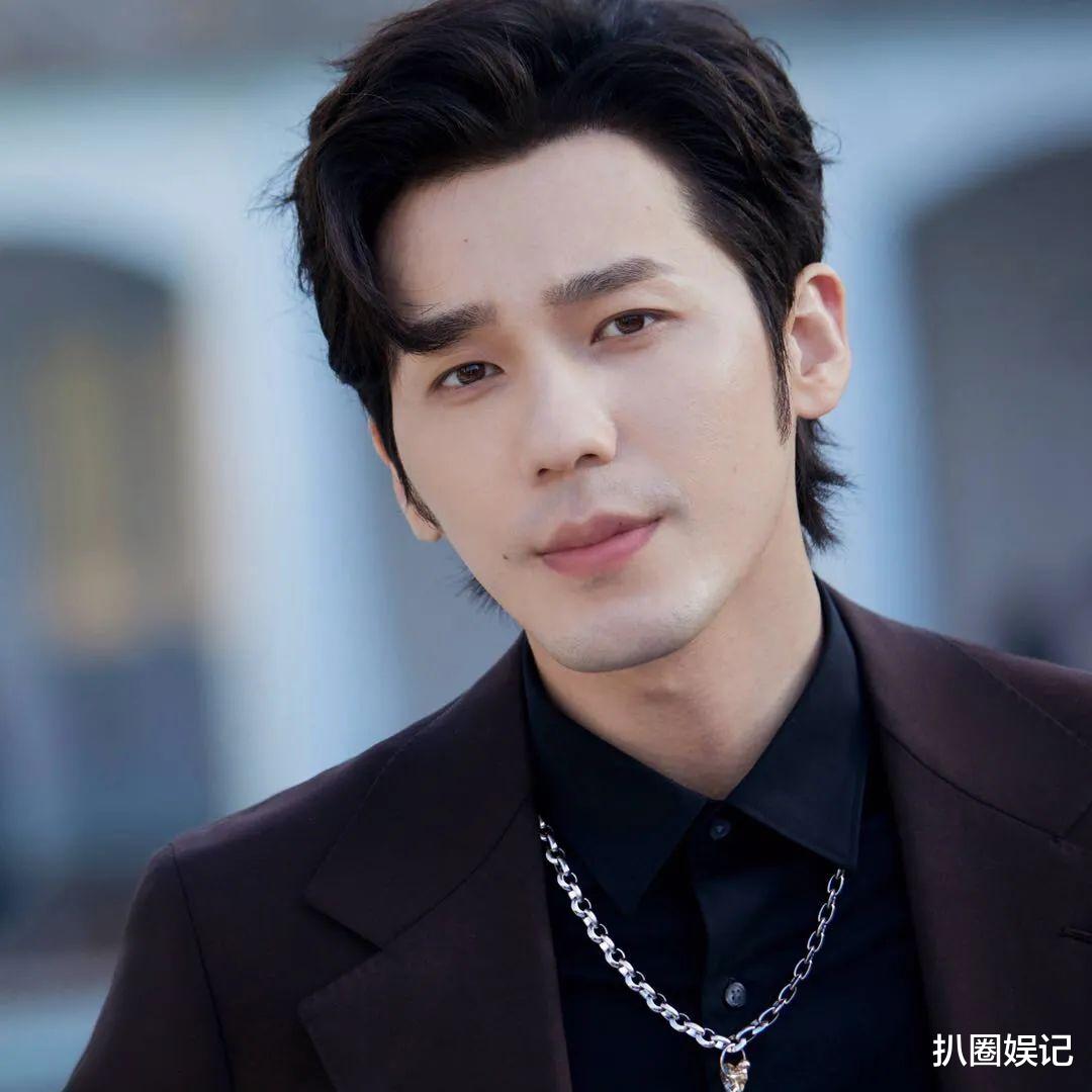 鹿晗|鹿晗被吴亦凡泼了不少脏水，黄子韬在拉拢他，想要两人一致对外