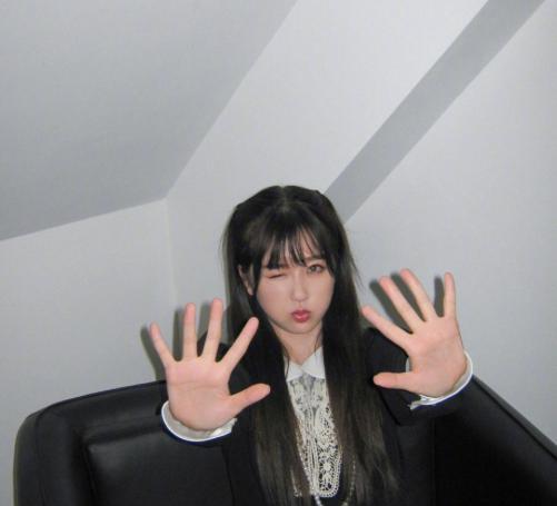 美甲|虞书欣晒新造型，手上的“乖乖女美甲”成亮点，当导师就是不一样