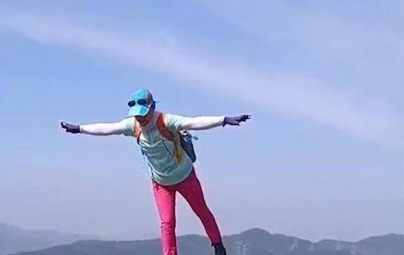 悦姐ya|辽宁一大姐不顾危险站在崖壁石柱上拍照，网友直呼：看得腿都发麻