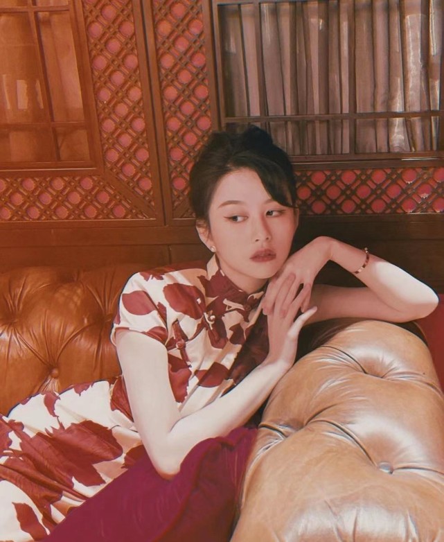 沈月|邱淑贞女儿沈月晒照贺新春，贴身旗袍尽显惊艳身材，美得像小妖精
