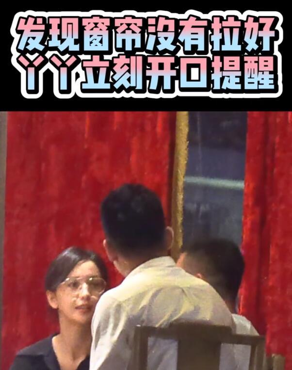 佟丽娅|佟丽娅带儿子聚餐，与男友人热聊不见陈思诚，中途拉窗帘警惕性高