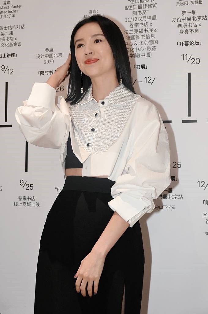 美人哒 41岁董洁脸部尖削气质依旧，镶钻衬衫配开叉裙，越来越有贵妇味