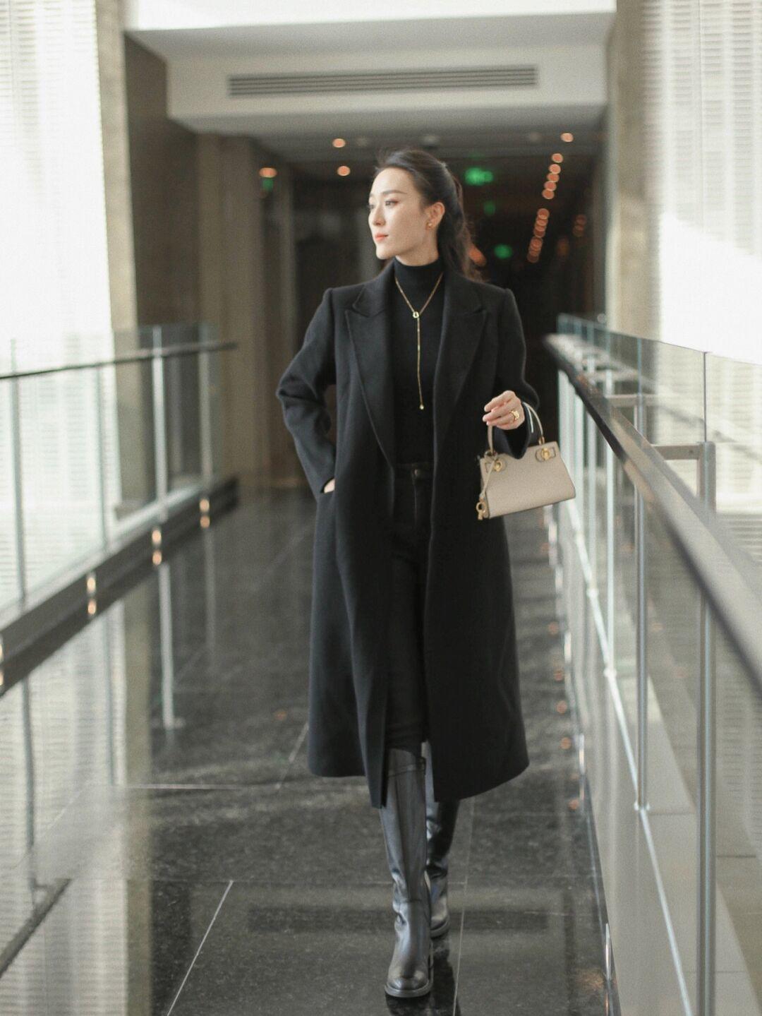 何有强 女人年过40不要刻意扮嫩,选好大衣轻松展现大女人韵味,端庄大气