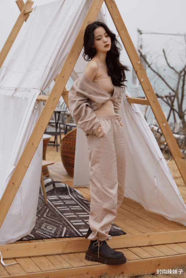 欧阳娜娜|欧阳娜娜放不开，穿抹胸裙还得加层薄纱，谁知潮到我没话说