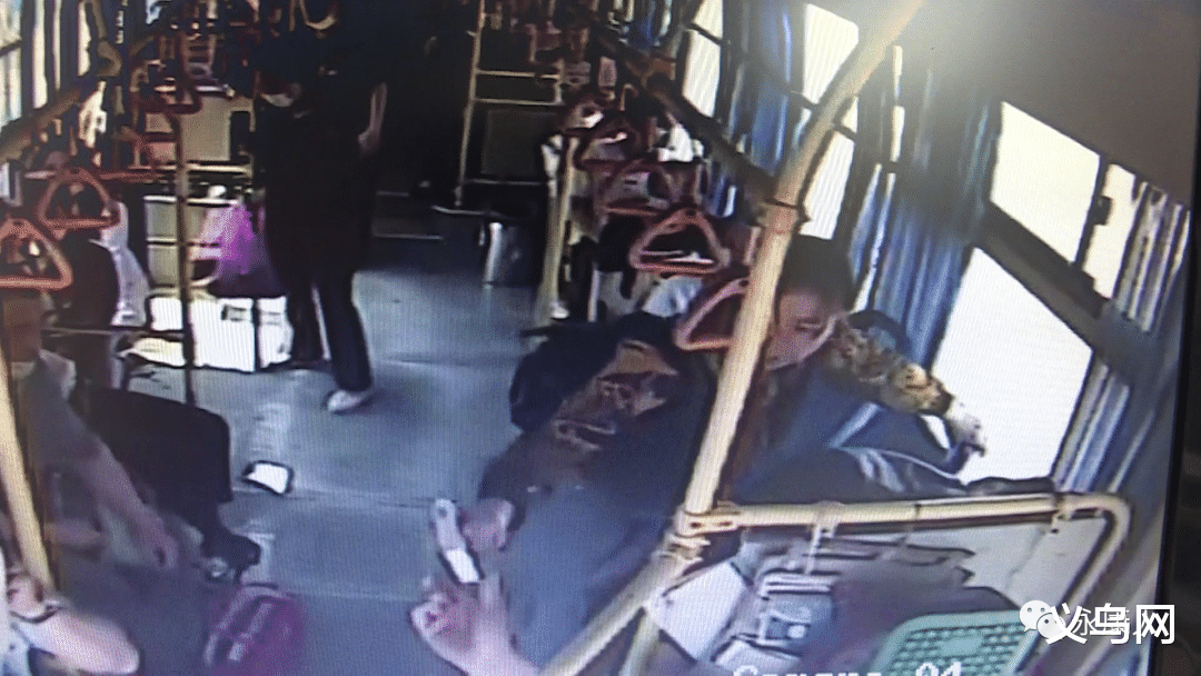 义乌网 永康街头公交车秒变“救护车”