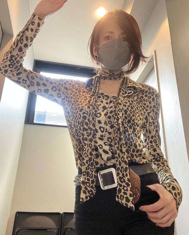 发型 51岁工藤静香新发型太减龄！真像漫画人物，身材纤细不输18岁女儿