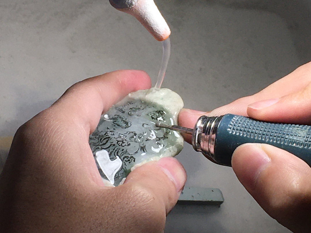 雕刻|保留原石皮壳直接雕刻？玉雕师匠心独运：“蛟龙得水，飞黄腾达”！