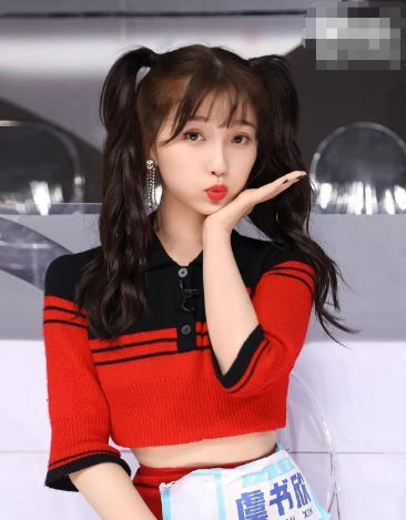 何炅|16岁出道被妈妈当取款机，后公司逼迫整容，如今何炅将她宠成公主