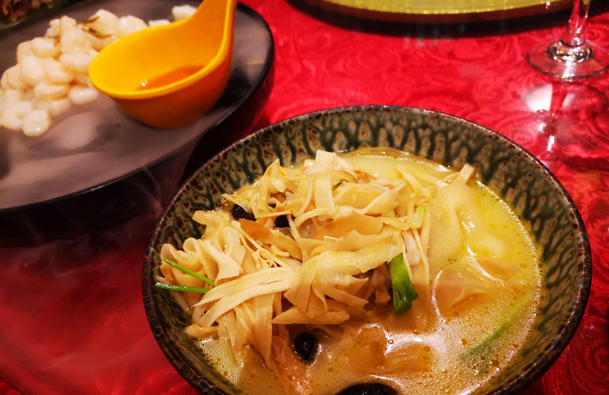 即兴的爱|#探店打卡#龙井路上茶人村。来杭州必吃餐厅首位。蝉联两届必吃榜