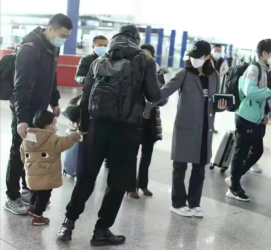 陈建斌|蒋勤勤一家四口走机场！大儿子身材暴瘦颜值逆袭，陈建斌负责看娃