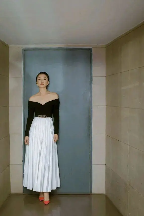 周迅|顶着少女脸却“演活”43岁妈妈，周迅的温婉蜕变全靠这三点