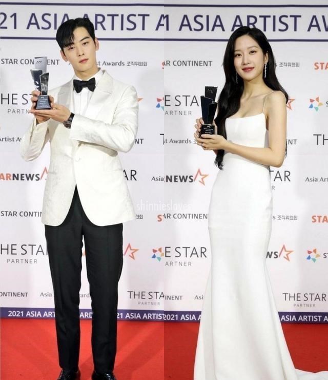 文佳煐|AAA女神降临CP车银优、文佳煐合体领奖！雪白CP装引台下男粉尖叫