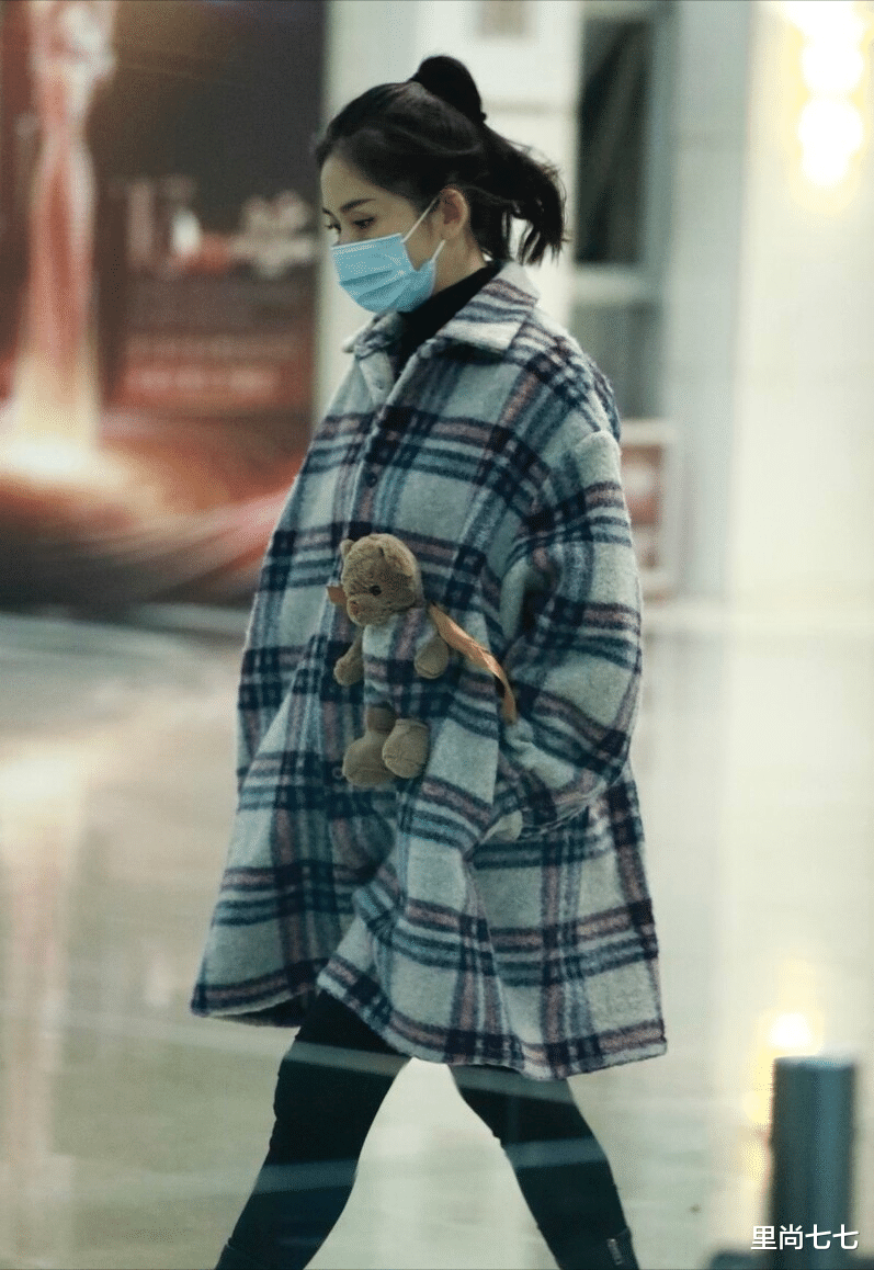 里尚七七|谢娜二胎后首露面！身材臃肿打扮依旧孕味，着急复工与赵丽颖合体