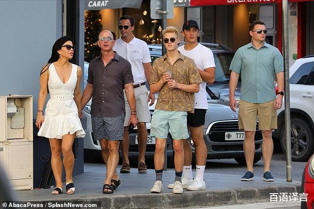 |前世界首富和女友继续度假!女友穿抹胸衣秀丰满,52岁身材如少女