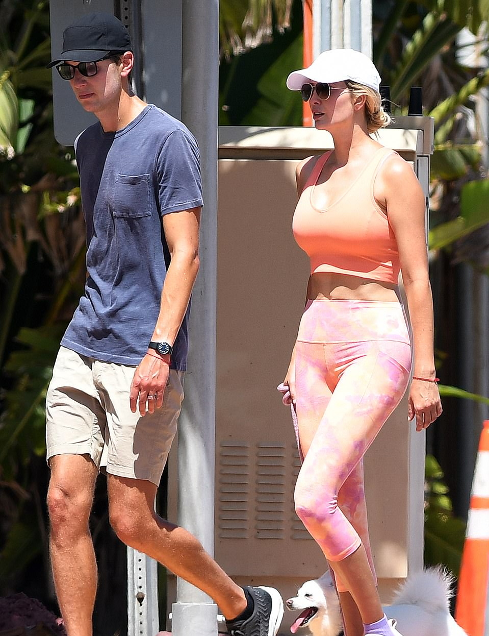 全球时尚风行|伊万卡时隔1个半月亮相!穿牛仔裤运动鞋大变样,夏日裙装更美