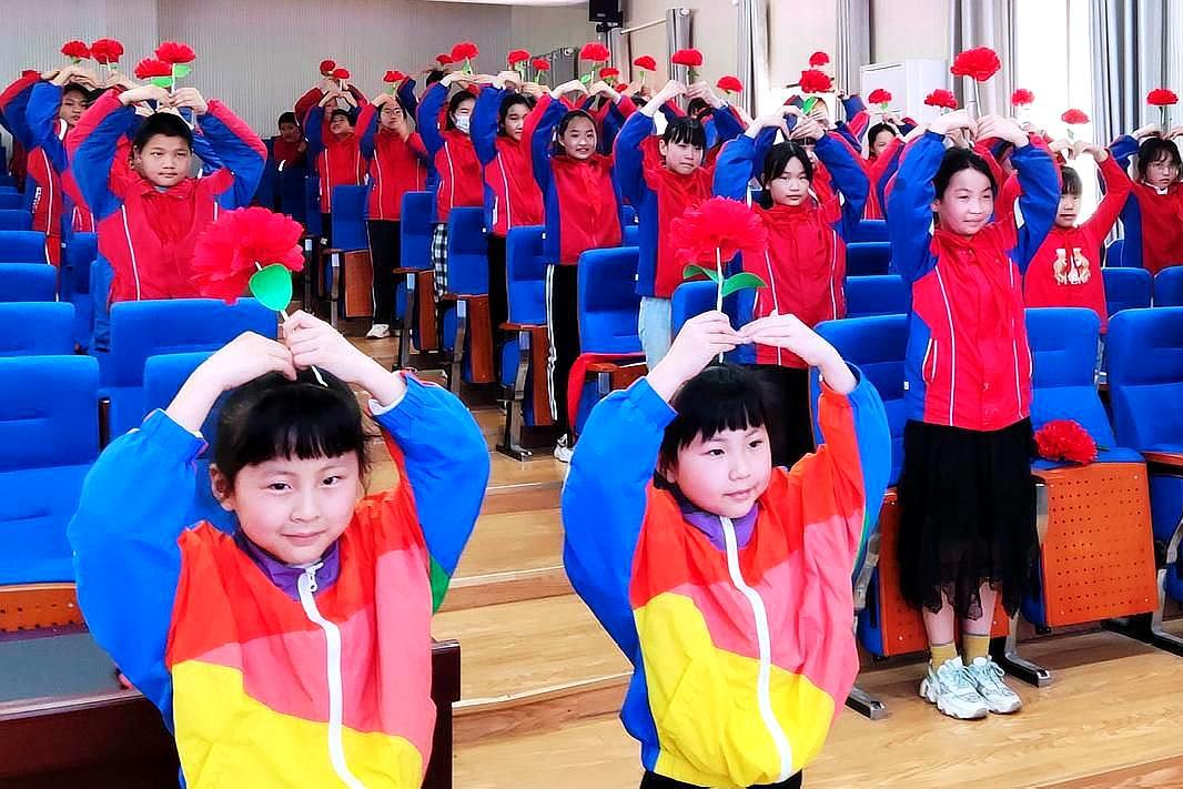 胡了说扒道 送你一朵小红花,武汉钢城十二小的手势舞,献礼退役老兵