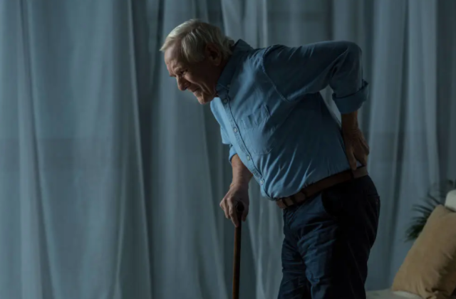 熊猫医学社|核桃不利于骨骼健康？医生点头，预防骨质疏松，这“2黄1黑”需少吃