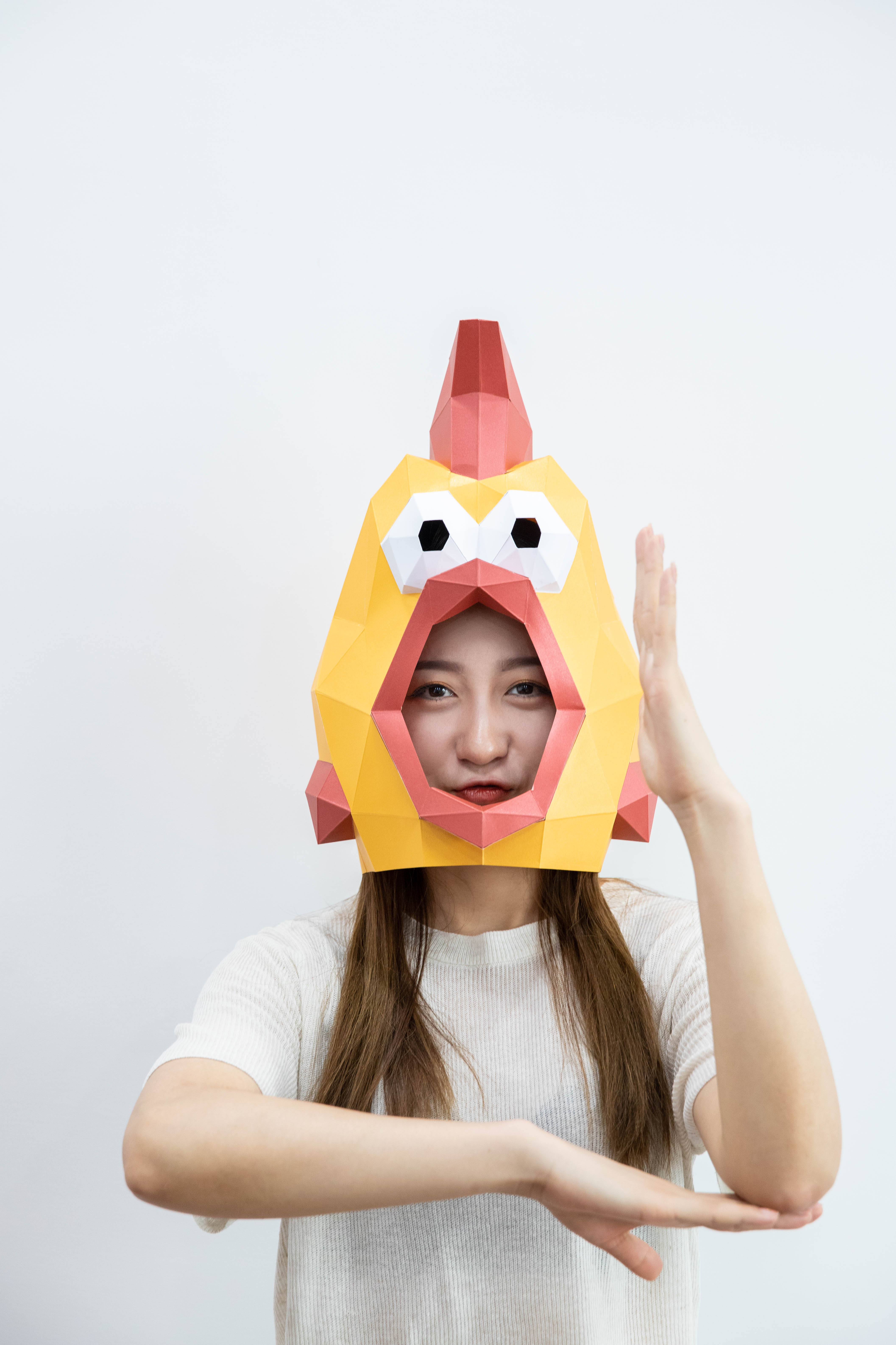 月亮 这个世界乱糟糟的，唯有你干干净净，可以悬在我的心上，化作太阳和月亮