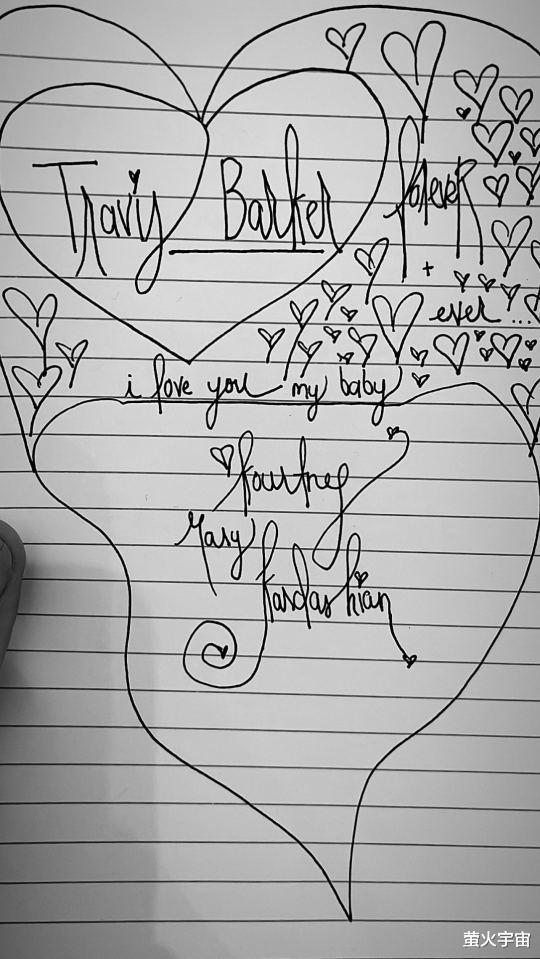 卡戴珊|42岁卡戴珊大姐自称精灵，长腿抢尽风头；9岁女儿面前仍秀恩爱