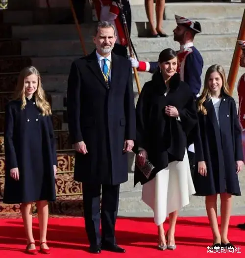 超美时尚社 西班牙国王一家庆国庆,小女身材高挑出众,14岁身高超过亲妈