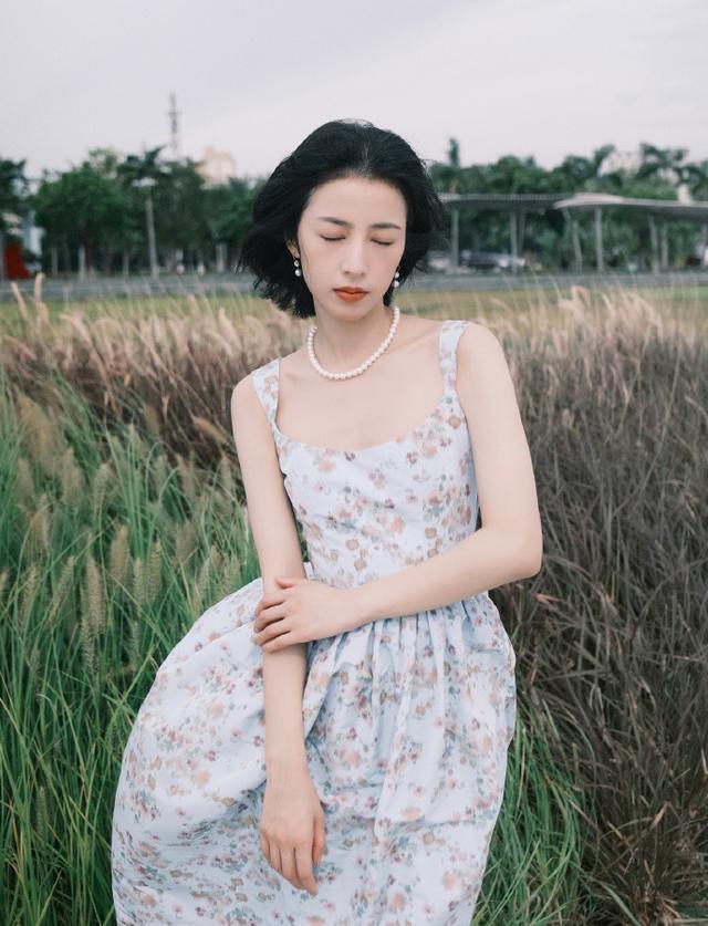旗袍公馆|周雨彤戏里戏外都会穿，一袭碎花裙穿出好比例，清爽减龄谁不爱？