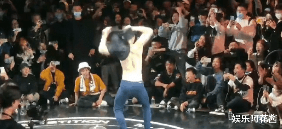 郭麒麟|张艺兴内衣海报遭吐槽，姿势尴尬毫无美感，网友：太油腻不敢看