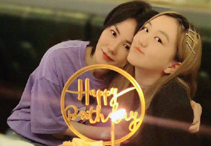 王菲|王菲现身聚会兴致高，和李嫣搭话烟酒不离手，对方态度冷淡无回应