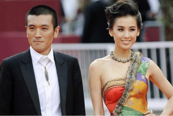 黄圣依|“睡”了自家经纪人的明星，黄圣依伍佰上榜，墙都不扶就服大张伟！