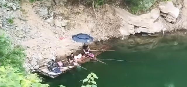 |男女尾随钓友一小时找钓点，结果红尾鱼大爆发，女子直接叫了起来