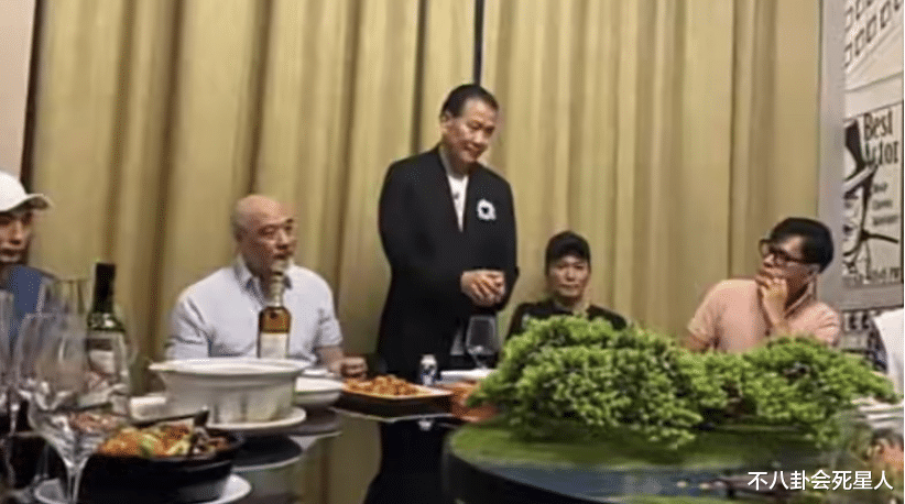 徐少强|香港老艺人聚会，万梓良坐C位不停说话，70岁徐少强带私生子现身