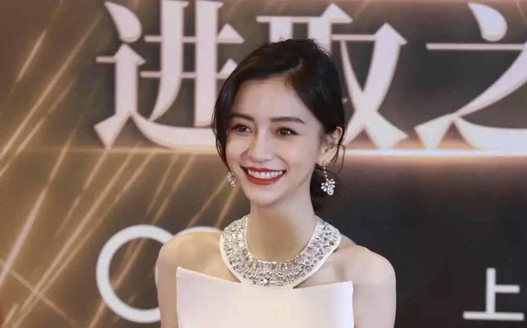 Angelababy|搜狐时尚盛典红毯上，杨颖美出新高度，可媒体的提问却让她尴尬了