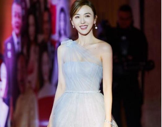 杨幂|她曾是杨幂助理，太过漂亮被导演相中，与胡歌合作，如今火得一塌糊涂