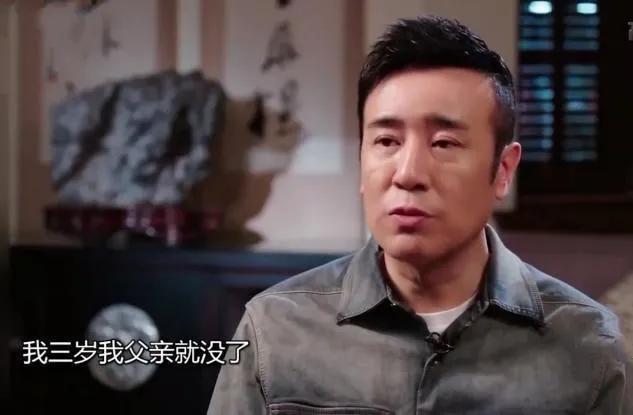 明星素颜|于和伟妻子，支持老公资助8个哥哥姐姐，恩爱30年生一女