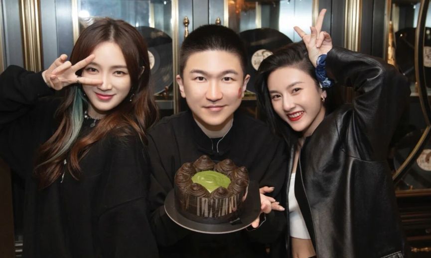 张大大|张大大晒31岁庆生照，杨超越宋祖儿现身祝贺，baby微笑唇太诡异