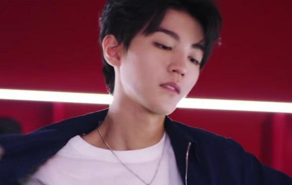 王俊凯|王俊凯扫码外出，用的手机晒新网友三观：差点以为他不到21岁