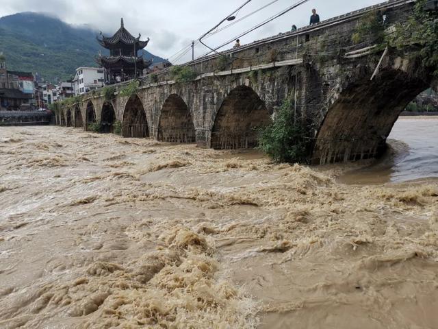 贵州都市报 大暴雨、冰雹、大风、雷电今夜还将抱团来袭……