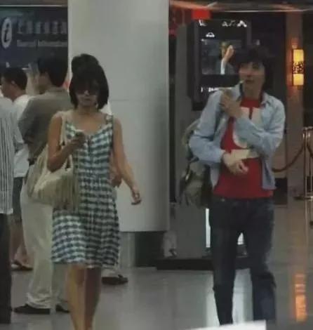 蜗牛研究僧 与成龙激吻全程被拍，情史复杂，但她是高端玩家！