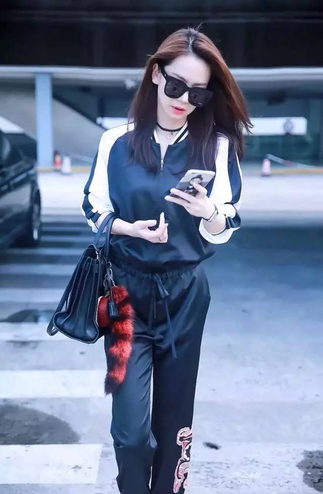 全球时尚号 歌王李克勤老婆真低调,穿运动外套出街,素颜依旧有港姐风采