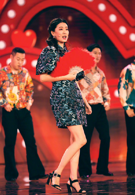 张小斐|张小斐穿三千旗袍上春晚，舞姿不慎露出打底裤，一双长腿又细又白