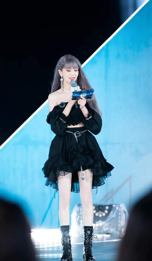 佟丽娅|佟丽娅离婚后风格大变，小黑裙飒酷性感，紫色长发太有“女团范”