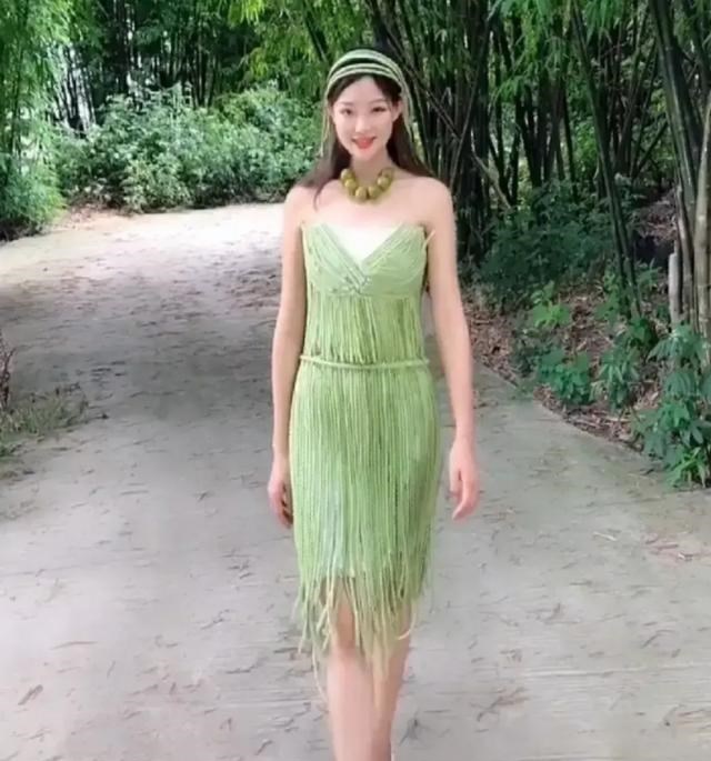 南宁,00后“蔬菜西施”走红,用大白菜做裙子,网友:太有才了