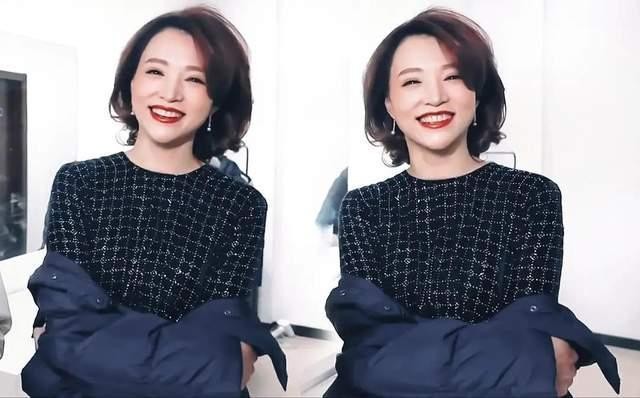 董卿|48岁董卿眉眼间尽是风情！穿工装裤美貌不输周迅，不愧是央视一姐