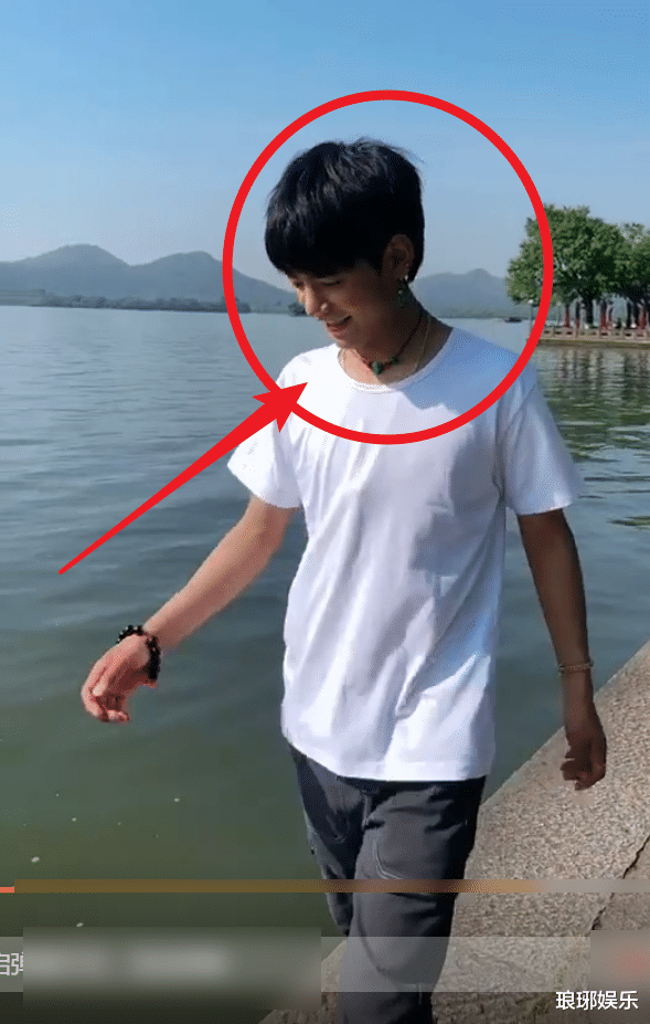 西湖|丁真在西湖被偶遇，在路人视角下，19岁真人颜值如何很显然