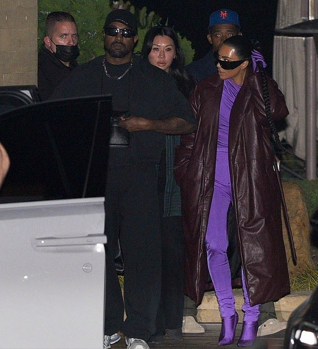 金·卡戴珊|金卡戴珊和前夫合体亮相看着好甜！咖色皮风衣太酷，坎爷却穿短袖