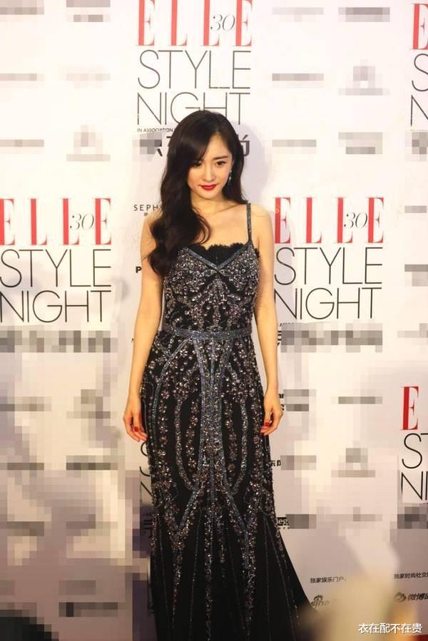 衣在配不在贵 杨幂的身材真“出挑”,修图都修不出来,穿吊带裙让人不好意思看